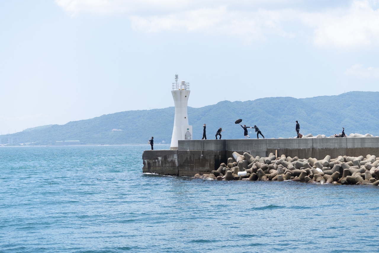 高知と関西の演劇人が協働、蛸の階「行き止まりの遁走曲」は行き止まりの町描く