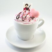 「『2.5次元男子推しTV』シーズン3」コラボカフェメニューより「鈴木拡樹のピンクがいっぱいホットココア～シーズン3バージョン～」