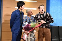 シンシア・エリヴォ（中央）が抱える花束の枝が刺さったふりをして、記者たちを笑わせるマシュー・モリソン（右）。左はモリソンを見守る三浦春馬。