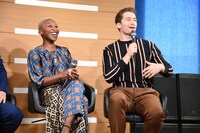 左からシンシア・エリヴォ、マシュー・モリソン。