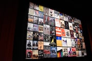 会見開始前、舞台に吊るされた歴代作品のポスター。