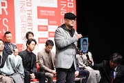 G2。手元のiPadからは中井貴一のコメント動画が流れている。