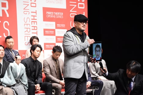 G2。手元のiPadからは中井貴一のコメント動画が流れている。