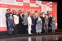 記者会見の登壇者たち。