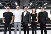 左からニック・ウィンストン、ルーク・ウォルシュ、ラミン・カリムルー、サマンサ・バークス、佐藤隆紀。