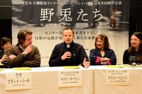 左からブラッド・バーチ、サイモン・ダーウェン、アイシャ・ベニソン、スーザン・もも子・ヒングリー。