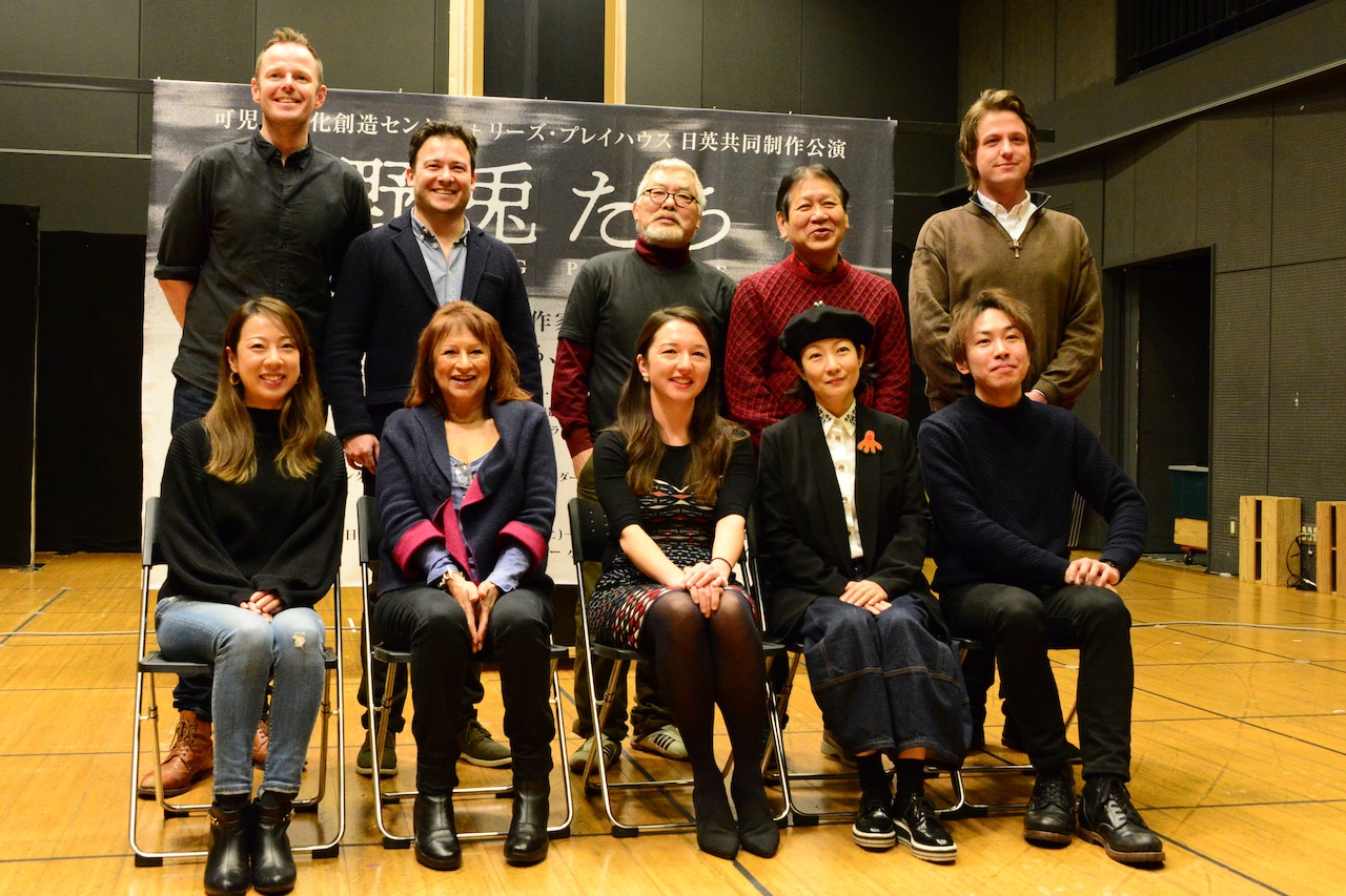 「野兎たち」日英メンバーが意気込み、演出の西川信廣「とてもエキサイティング」