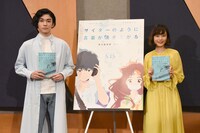 劇場アニメ「サイダーのように言葉が湧き上がる」公開アフレコより、左から市川染五郎、杉咲花。