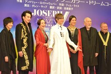 ミュージカル「ジョセフ・アンド・アメージング・テクニカラー・ドリームコート」会見より、左から元木湧（少年忍者 / ジャニーズJr.）、小西遼生、シルビア・グラブ、薮宏太（Hey! Say! JUMP）、 すみれ、村井國夫、小浦一優。