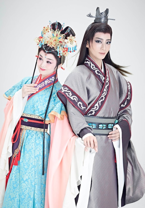 宝塚歌劇星組「幻想歌舞録『眩耀の谷 ～舞い降りた新星～』」ビジュアル(c)宝塚歌劇団(c)宝塚クリエイティブアーツ