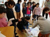 「キラリふじみ・ダンスカフェ スペシャルコラボレーション『幻想曲』」創作に向けたワークショップの様子。