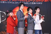 リンゴを手にポーズをとる出演者たち。左から吉柳咲良、甲斐翔真、村井良大、高橋颯。