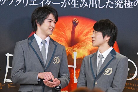 左から甲斐翔真、村井良大。