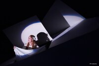 SPAC「グリム童話～少女と悪魔と風車小屋～」より。(c)Y.Inokuma