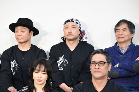 後列左から三宅弘城、山内圭哉、中島かずき。