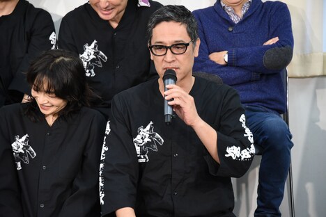 いのうえひでのりに「死ねー!!」と怒られた際のエピソードを、神妙な表情で語る橋本さとし。