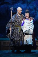 「いのうえ歌舞伎『偽義経冥界歌（にせよしつねめいかいにうたう）』」大阪公演より。（撮影：田中亜紀）