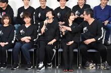 マイクでしゃべっている生田斗真（前列左から3番目）に、なぜか別のマイクを渡そうとするりょう（右から2番目）。