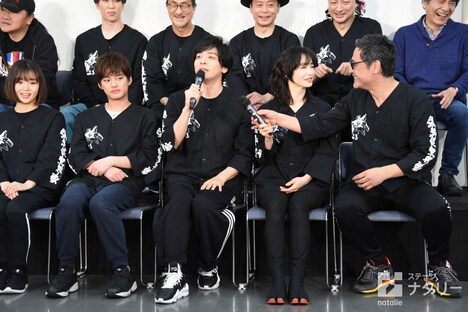 マイクでしゃべっている生田斗真（前列左から3番目）に、なぜか別のマイクを渡そうとするりょう（右から2番目）。