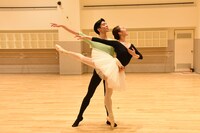 Kバレエ「白鳥の湖」の公開リハーサルより、左から高橋裕哉、矢内千夏。