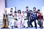 前田公輝の提案により、Eテレ「天才てれびくんYOU」のポーズで撮影に応じるキャストたち。左から麿赤兒、ド・ランクザン望、長江崚行、鎮西寿々歌、前田公輝、多和田任益、高野洸、松村優、横山だいすけ。