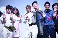 カメラを指さす前田公輝（中央）