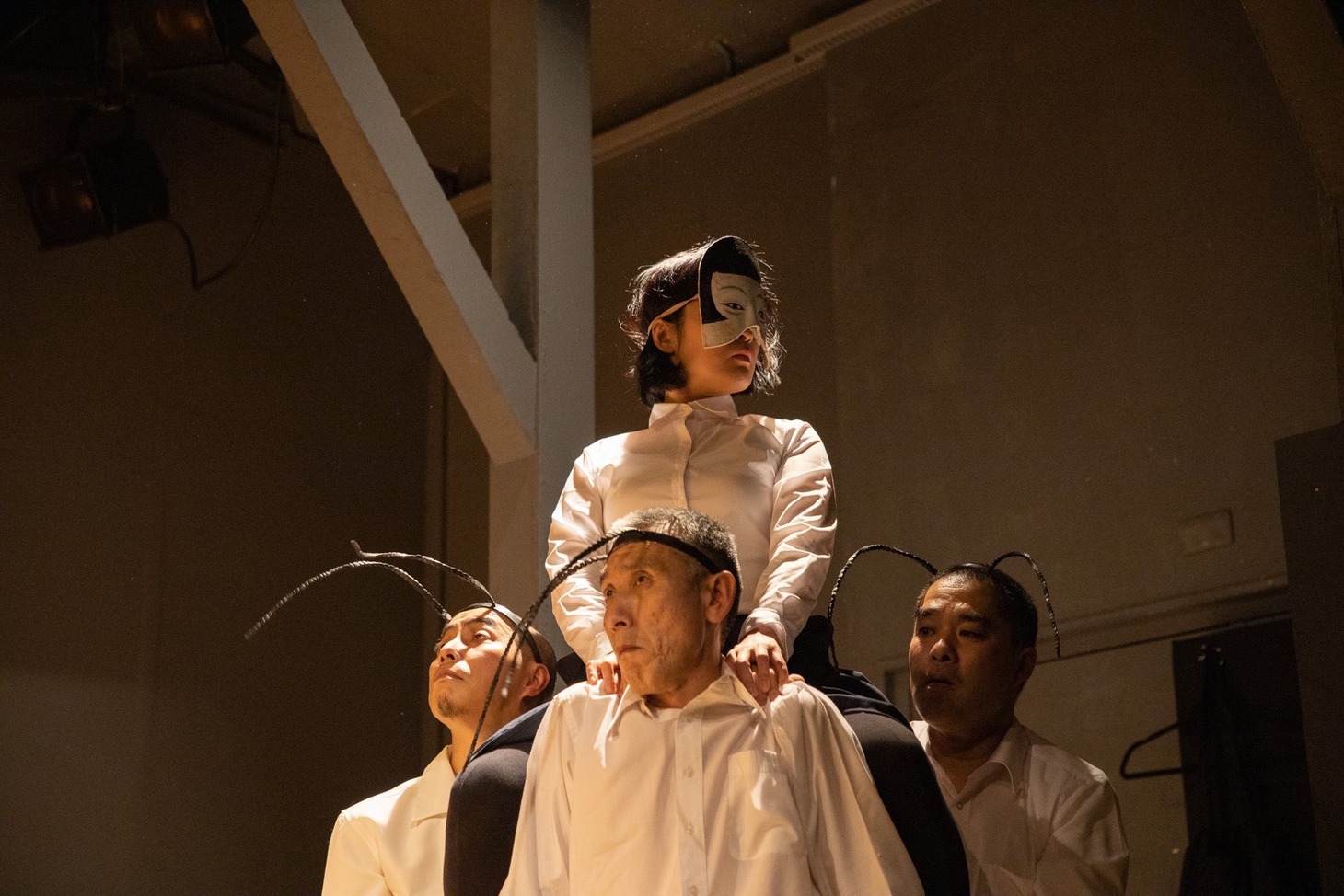 劇団黒テント 第78回公演「ぼっかぶり」より。（撮影：姫田蘭）