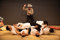 劇団黒テント 第78回公演「ぼっかぶり」より。（撮影：姫田蘭）