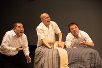 劇団黒テント 第78回公演「ぼっかぶり」より。（撮影：姫田蘭）