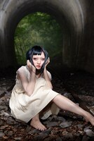 紅日毬子扮するレイシー・リデル。