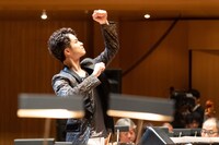 コンサート「Simpatia（シンパティーア）」より、オーケストラを指揮する田代万里生。