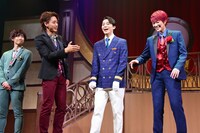 自由奔放にコメントする佐奈宏紀（中央）にツッコミを入れる近藤頌利（左から2番目）、七海ひろき（右）。左はそれを見守る正木郁。