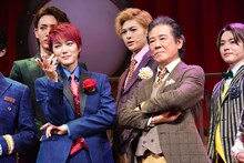 前列左から七海ひろき、西岡徳馬。