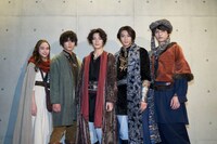 舞台「DECADANCEー太陽の子ー」囲み取材より、左から白本彩奈、猪野広樹、塩野瑛久、長妻怜央、小南光司。