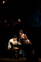 「CHESS THE MUSICAL」より、左からラミン・カリムルー、サマンサ・バークス。（撮影：岸隆子（Studio Elenish））