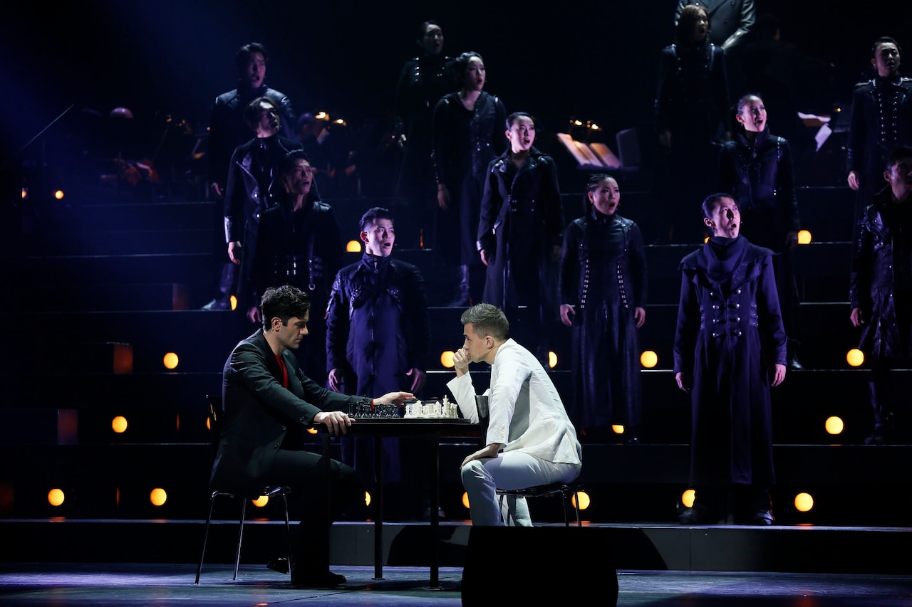 佐藤隆紀「世界レベルの競演を見逃さないで」、日英キャスト集結の「CHESS」開幕