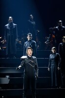 「CHESS THE MUSICAL」より、佐藤隆紀（LE VELVETS）。（撮影：岸隆子（Studio Elenish））