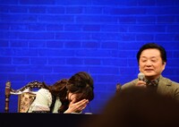 「今回、咲妃が京本くんの唇を奪います」という小池修一郎（右）の発言を受け、照れる咲妃みゆ（左）。