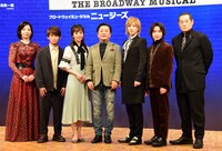 ブロードウェイミュージカル「ニュージーズ」製作発表記者会見より、左から霧矢大夢、加藤清史郎、咲妃みゆ、小池修一郎、京本大我（SixTONES）、松岡広大、松平健。