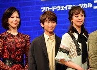 左から霧矢大夢、加藤清史郎、咲妃みゆ。