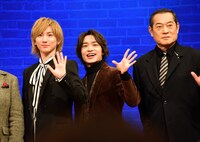 左から京本大我（SixTONES）、松岡広大、松平健。