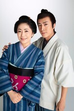 歌芝居 2020 石川さゆり「あいー永遠に在りー」より、扮装姿の石川さゆり（左）と内博貴（右）。