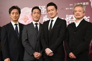 「赤坂大歌舞伎『怪談 牡丹燈籠』」制作発表会見より、左から中村七之助、中村勘九郎、中村獅童、源孝志。