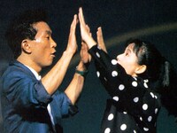 ミュージカル「シャボン玉とんだ宇宙（ソラ）までとんだ」より。左から佐藤伸行演じる三浦悠介、土居裕子演じる折口佳代。