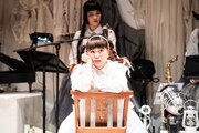 別冊「根本宗子」第8号「『THE MODERN PLAY FOR GIRLS』女の子のための現代演劇」より、「超、Maria」の様子。