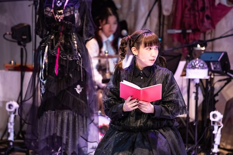 別冊「根本宗子」第8号「『THE MODERN PLAY FOR GIRLS』女の子のための現代演劇」より、「超、Maria」の様子。