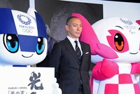 左から、ミライトワ、市川海老蔵、ソメイティ。