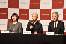 左から菅沼綾子理事長、勅使川原三郎、丹羽康雄館長。