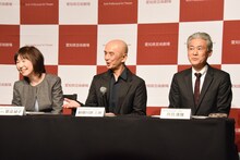 左から菅沼綾子理事長、勅使川原三郎、丹羽康雄館長。