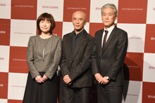 左から菅沼綾子理事長、勅使川原三郎、丹羽康雄館長。